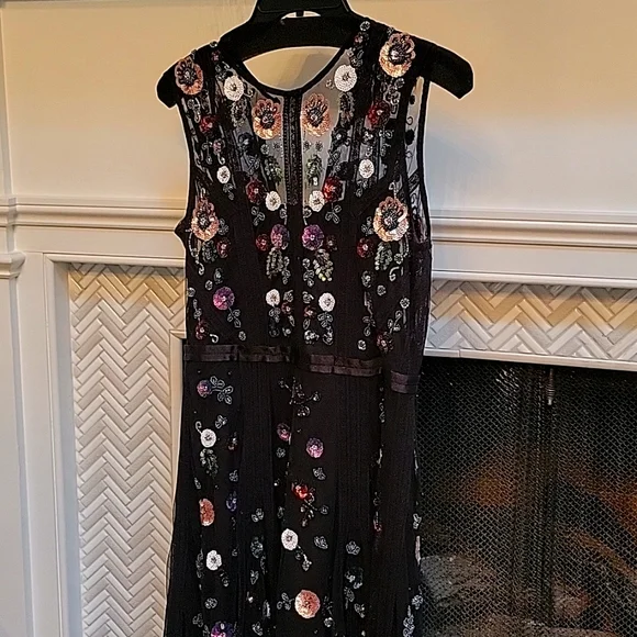Chelsea & Violet black dress size 6 with sequined flowers - Picture 1 of 7